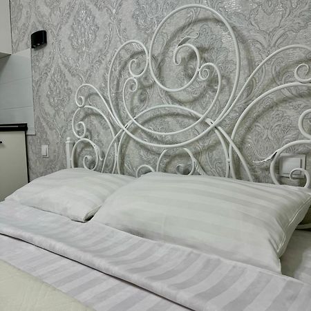 Уютная комната-студия в центре Бишкека Екстер'єр фото